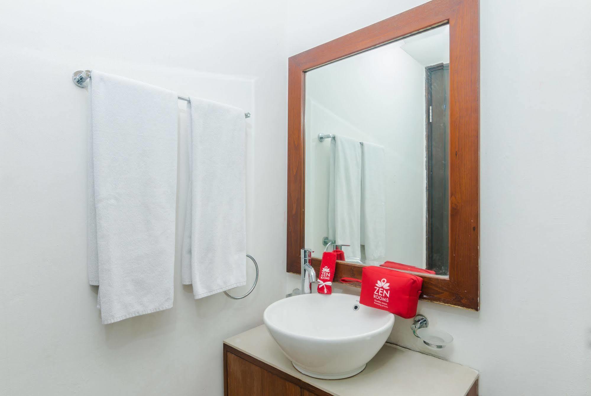 Zen Rooms Dewi Ratih Seminyak กูตา ภายนอก รูปภาพ